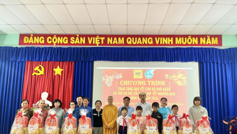 Hội Li&ecirc;n hiệp Phụ nữ x&atilde; Long Chữ trao qu&agrave; tết cho hộ kh&oacute; khăn v&agrave; trẻ em mồ c&ocirc;i