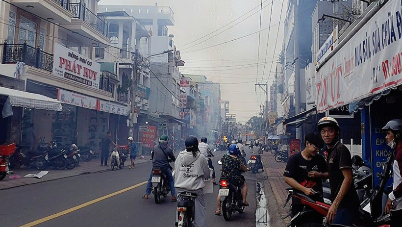 Đốt ph&aacute;o giữa đường Nguyễn Đ&igrave;nh Chiểu, người d&acirc;n phải dừng xe v&igrave; lo mất an to&agrave;n