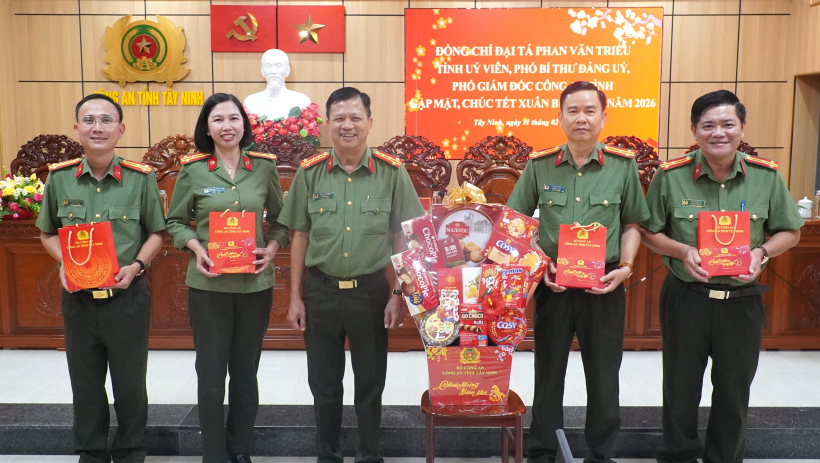 Ph&oacute; Gi&aacute;m đốc C&ocirc;ng an tỉnh ch&uacute;c tết khối x&acirc;y dựng lực lượng
