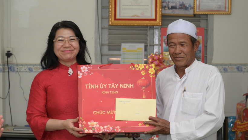 Đo&agrave;n c&ocirc;ng t&aacute;c tỉnh T&acirc;y Ninh thăm, ch&uacute;c mừng Ban Đại diện Cộng đồng Hồi gi&aacute;o (Islam) tỉnh 