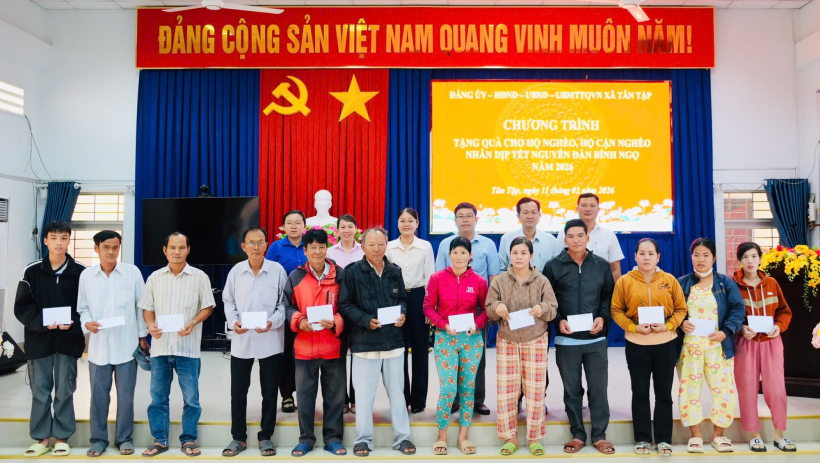 X&atilde; T&acirc;n Tập tổ chức trao qu&agrave; Tết cho hộ ngh&egrave;o, cận ngh&egrave;o nh&acirc;n dịp Tết B&iacute;nh Ngọ 2026