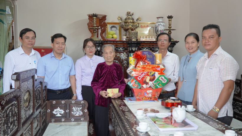 L&atilde;nh đạo x&atilde; Cần Giuộc thăm, ch&uacute;c tết tặng qu&agrave; Mẹ Việt Nam anh h&ugrave;ng