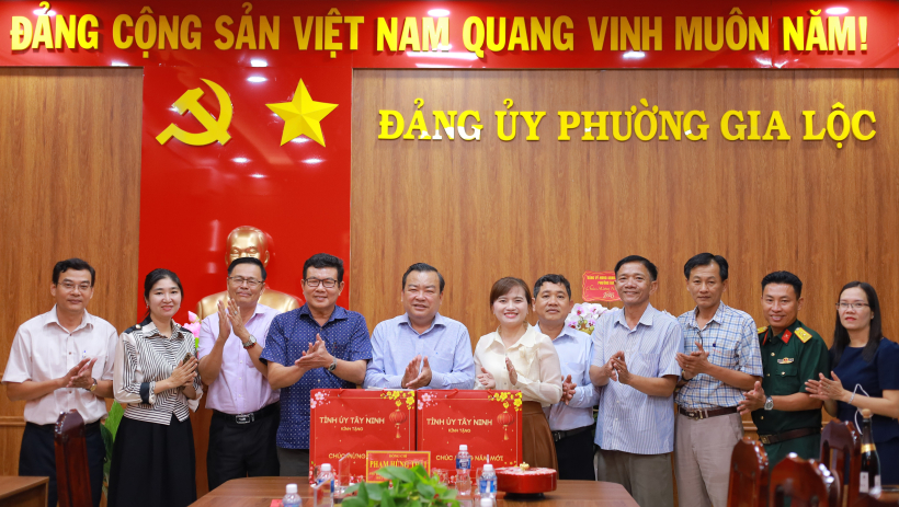 Ph&oacute; B&iacute; thư Tỉnh ủy Phạm H&ugrave;ng Th&aacute;i thăm, ch&uacute;c tết Đảng ủy phường Gia Lộc
