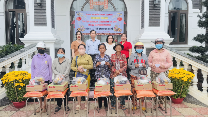 Phường T&acirc;n Ninh: Trao tặng 180 phần qu&agrave; tết cho hộ c&oacute; ho&agrave;n cảnh kh&oacute; khăn