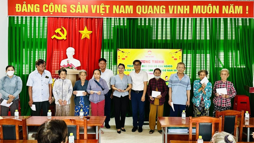 Chủ tịch Hội N&ocirc;ng d&acirc;n tỉnh Nguyễn Thanh T&ugrave;ng trao qu&agrave; tết cho hộ cận ngh&egrave;o phường Long Hoa