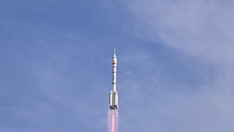 Trung Quốc lần đầu thu hồi th&agrave;nh c&ocirc;ng khoang t&agrave;u vũ trụ c&oacute; người l&aacute;i tr&ecirc;n biển