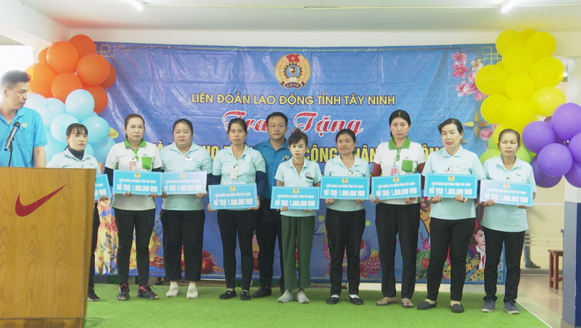 Hơn 7.600 phần qu&agrave; tết cho c&ocirc;ng nh&acirc;n 