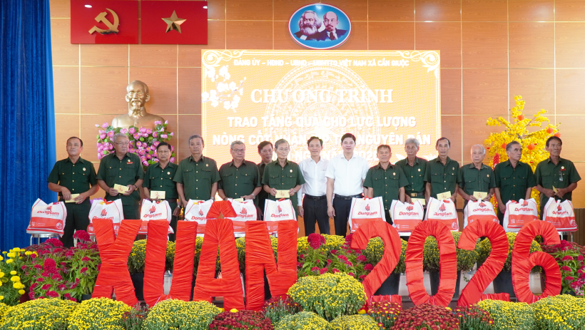 X&atilde; Cần Giuộc trao 100 phần qu&agrave; tết cho lực lượng n&ograve;ng cốt ở cơ sở