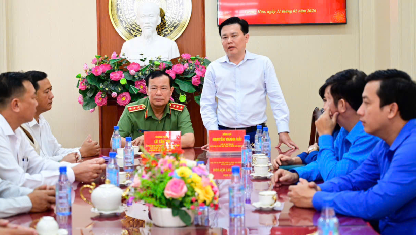 Thượng tướng L&ecirc; Tấn Tới v&agrave; l&atilde;nh đạo tỉnh T&acirc;y Ninh nắm t&igrave;nh h&igrave;nh chăm lo tết, c&ocirc;ng t&aacute;c chuẩn bị bầu cử tại x&atilde; Lương H&ograve;a