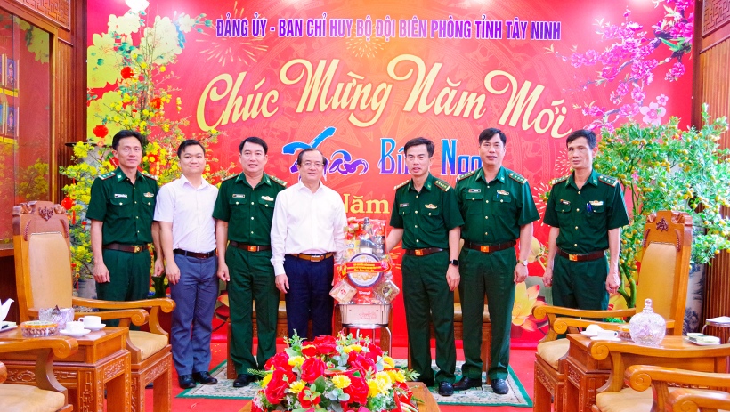 Ph&oacute; Chủ tịch Thường trực UBND tỉnh Nguyễn Hồng Thanh thăm, ch&uacute;c tết Bộ đội Bi&ecirc;n ph&ograve;ng tỉnh