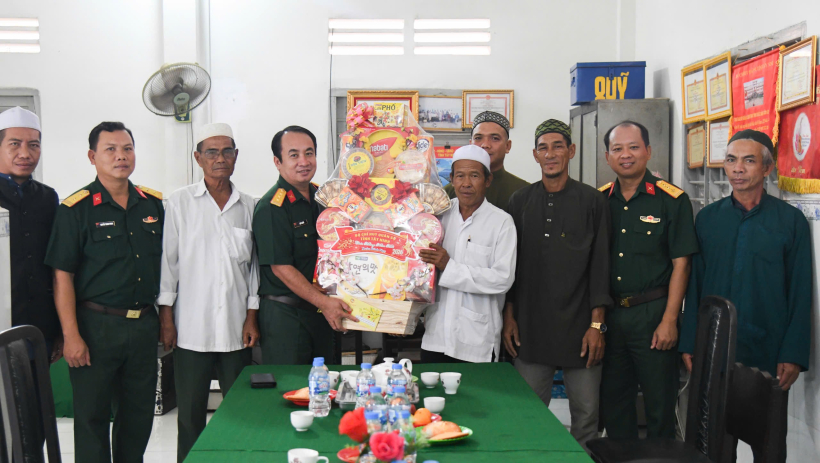 Bộ Chỉ huy Qu&acirc;n sự tỉnh ch&uacute;c tết Ban Đại diện Cộng đồng Hồi gi&aacute;o (Islam) tỉnh T&acirc;y Ninh 