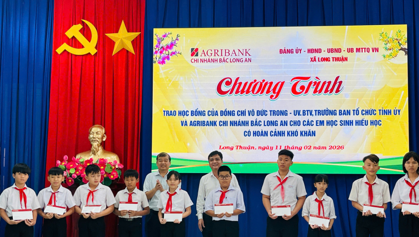 Trưởng ban Tổ chức Tỉnh ủy V&otilde; Đức Trong trao học bổng cho học sinh tại x&atilde; Long Thuận 