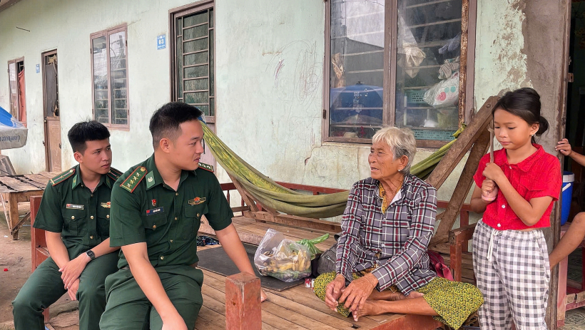 Nghĩa t&igrave;nh nơi bi&ecirc;n cương