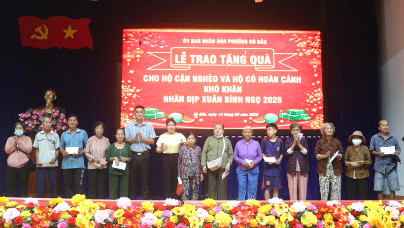 Phường G&ograve; Dầu trao hơn 120 phần qu&agrave; tết cho người d&acirc;n