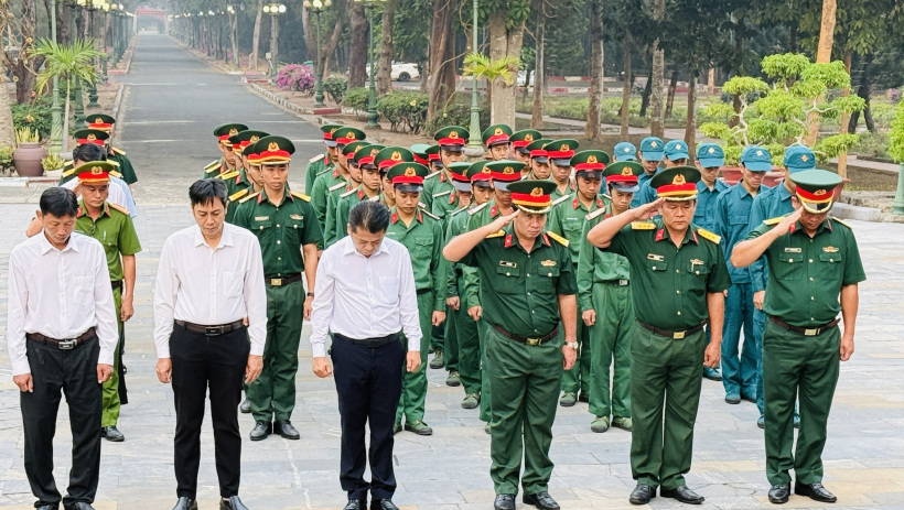 Đo&agrave;n c&ocirc;ng t&aacute;c Bộ Chỉ huy Qu&acirc;n sự tỉnh d&acirc;ng hương tại Nghĩa trang liệt sĩ Đồi 82