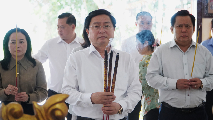 B&iacute; thư Tỉnh ủy Nguyễn Văn Quyết viếng Khu tưởng niệm liệt sĩ Trung đo&agrave;n 207