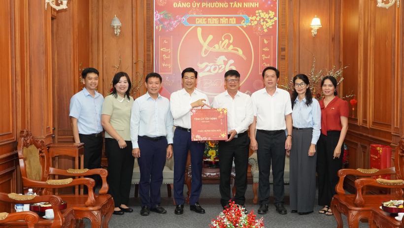 Ph&oacute; B&iacute; thư Thường trực Tỉnh ủy Nguyễn Mạnh H&ugrave;ng thăm, ch&uacute;c tết Đảng ủy phường T&acirc;n Ninh