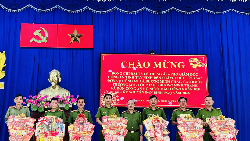 Ph&oacute; Gi&aacute;m đốc C&ocirc;ng an tỉnh T&acirc;y Ninh L&ecirc; Trung &Aacute;i thăm, ch&uacute;c tết v&agrave; động vi&ecirc;n lực lượng C&ocirc;ng an cơ sở