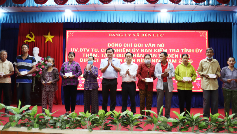 Chủ nhiệm Ủy ban Kiểm tra Tỉnh ủy B&ugrave;i Văn Nở thăm, tặng qu&agrave; tết tại x&atilde; Bến Lức 
