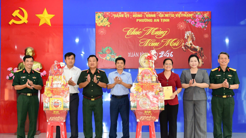 Ch&iacute;nh ủy Qu&acirc;n khu 7 thăm, tặng qu&agrave; tết tại phường An Tịnh