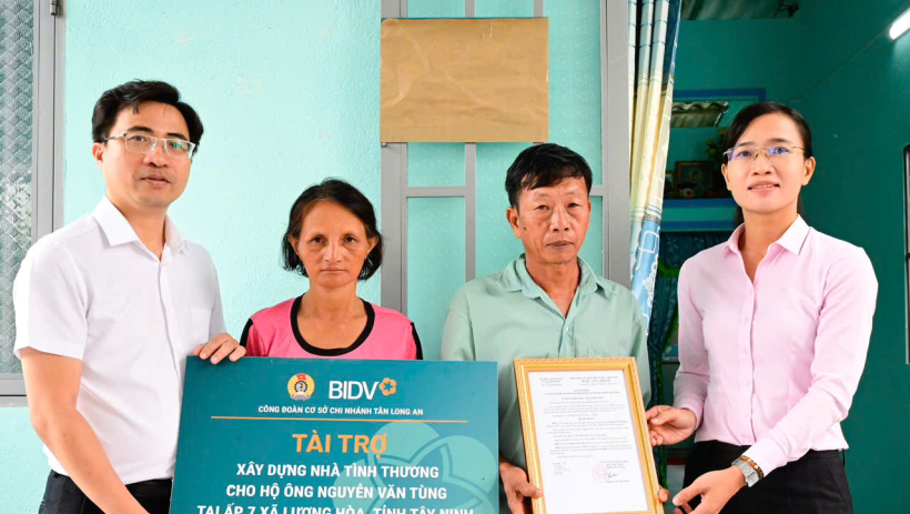 X&atilde; Lương H&ograve;a sửa chữa v&agrave; trao tặng 3 căn nh&agrave; t&igrave;nh nghĩa, t&igrave;nh thương