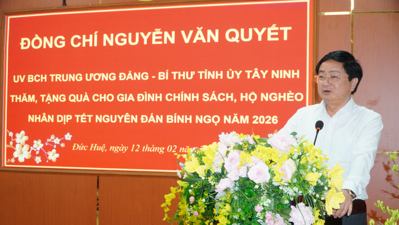 B&iacute; thư Tỉnh uỷ T&acirc;y Ninh trao qu&agrave; cho gia đ&igrave;nh ch&iacute;nh s&aacute;ch tại c&aacute;c địa phương