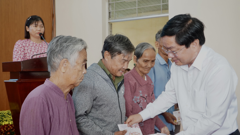 T&acirc;y Ninh: Nghĩa t&igrave;nh trong những phần qu&agrave; xu&acirc;n