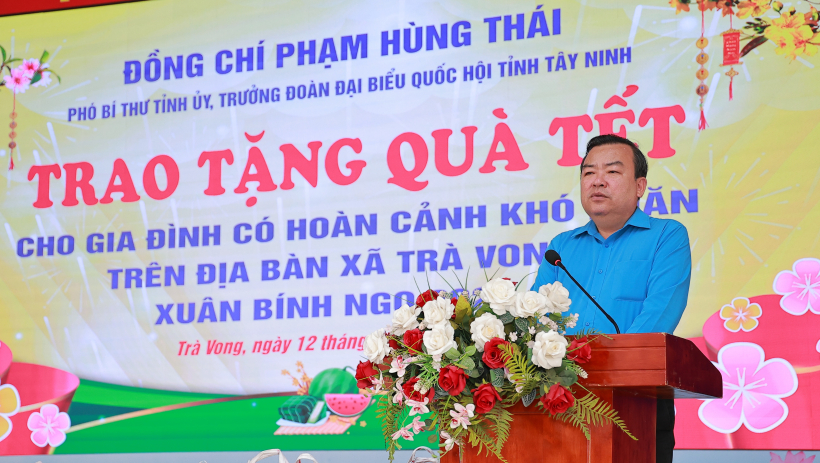 Ph&oacute; B&iacute; thư Tỉnh ủy Phạm H&ugrave;ng Th&aacute;i trao tặng qu&agrave; tết tại x&atilde; Tr&agrave; Vong