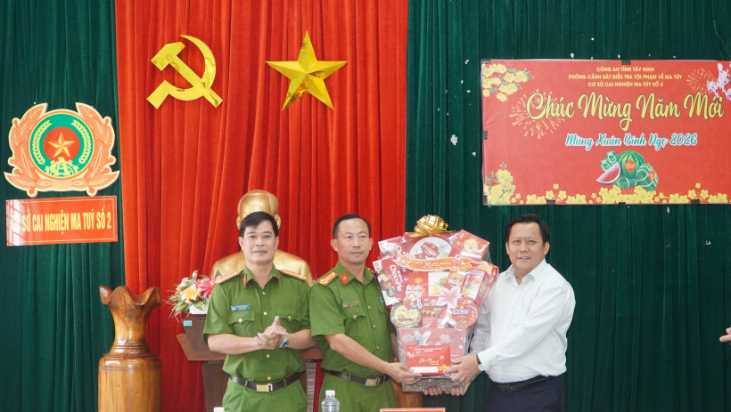 Ph&oacute; Chủ tịch UBND tỉnh Huỳnh Văn Sơn thăm, ch&uacute;c tết Cơ sở cai nghiện ma t&uacute;y số 2 