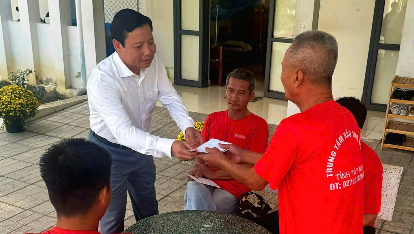 Ph&oacute; Chủ tịch UBND tỉnh T&acirc;y Ninh Phạm Tấn Ho&agrave; tặng 100 phần qu&agrave; cho c&aacute;c đối tượng bảo trợ x&atilde; hội