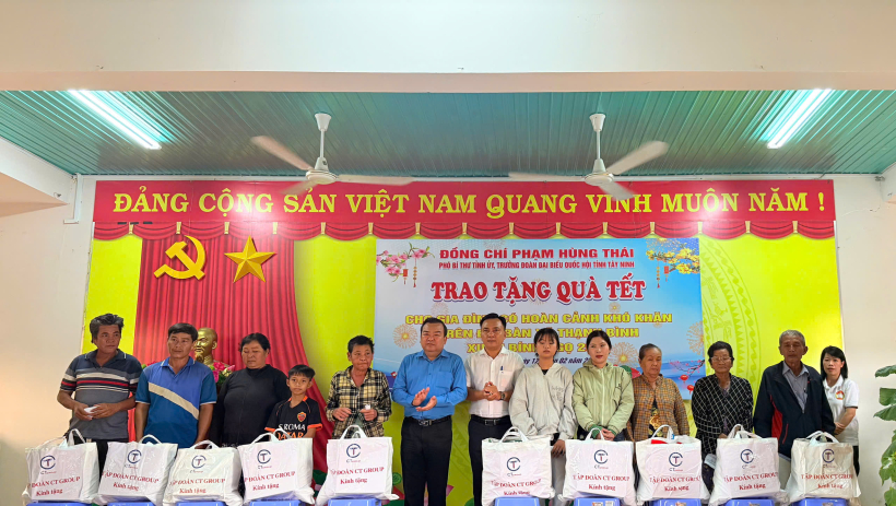 L&atilde;nh đạo tỉnh T&acirc;y Ninh trao qu&agrave; tết tại x&atilde; Thạnh B&igrave;nh