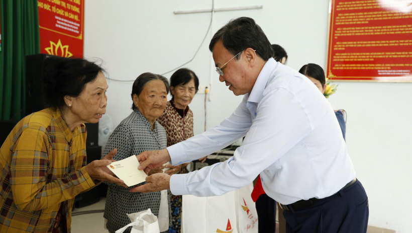 Chủ tịch UBND tỉnh thăm, tặng qu&agrave; tết tại x&atilde; Vĩnh C&ocirc;ng v&agrave; Tầm Vu