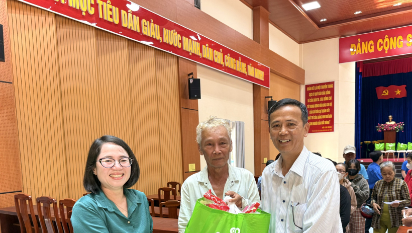 X&atilde; Dương Minh Ch&acirc;u: Tặng qu&agrave; tết cho c&aacute;c hộ gia đ&igrave;nh thanh ni&ecirc;n c&oacute; ho&agrave;n cảnh kh&oacute; khăn 