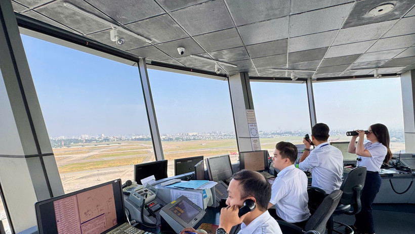 T&acirc;n Sơn Nhất đ&oacute;n kh&aacute;ch kỷ lục, quản l&yacute; bay k&iacute;ch hoạt điều h&agrave;nh cao điểm