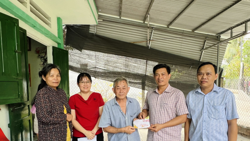 L&atilde;nh đạo phường B&igrave;nh Minh thăm, tặng qu&agrave; tết c&aacute;c gia đ&igrave;nh ch&iacute;nh s&aacute;ch