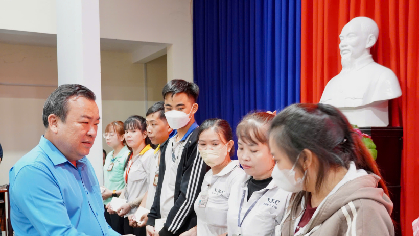 Ph&oacute; B&iacute; thư Tỉnh ủy Phạm H&ugrave;ng Th&aacute;i trao qu&agrave; tết cho c&ocirc;ng nh&acirc;n lao động tr&ecirc;n địa b&agrave;n x&atilde; Ch&acirc;u Th&agrave;nh