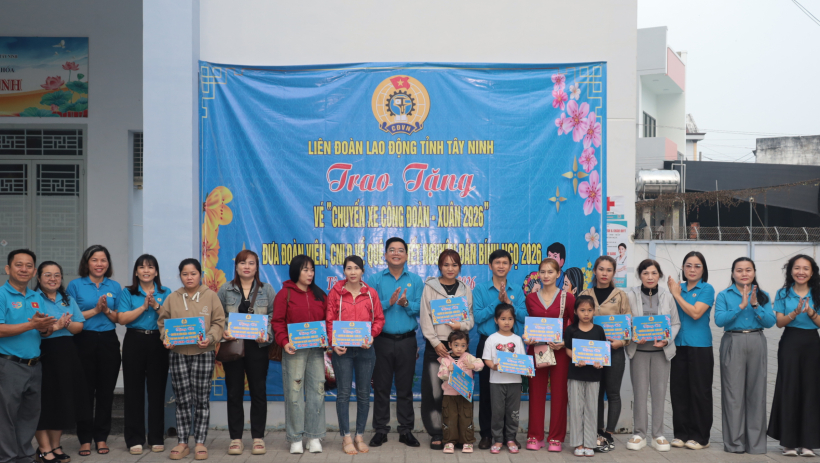 Li&ecirc;n đo&agrave;n Lao động tỉnh T&acirc;y Ninh tặng v&eacute; xe cho người lao động về qu&ecirc; đ&oacute;n tết