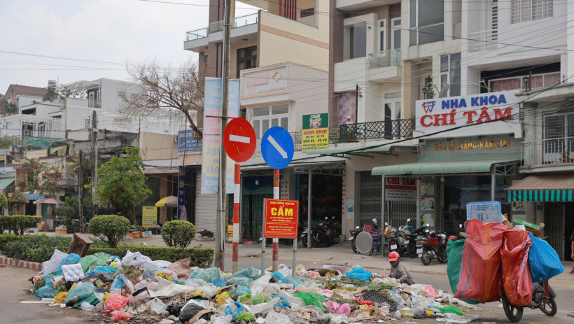 C&acirc;̀n sớm xử lý tri&ecirc;̣t đ&ecirc;̉ tình trạng ùn ứ rác thải sinh hoạt tr&ecirc;n địa bàn phường Long Hoa