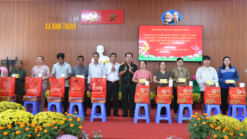 Bộ Quốc ph&ograve;ng v&agrave; Bộ Tư lệnh Qu&acirc;n khu 7 trao qu&agrave; tết cho hộ d&acirc;n khu d&acirc;n cư bi&ecirc;n giới tỉnh T&acirc;y Ninh