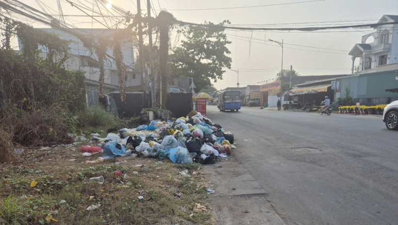 Bãi rác tự phát g&acirc;y &ocirc; nhi&ecirc;̃m m&ocirc;i trường