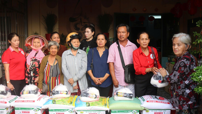 Ch&ugrave;a Hiệp L&acirc;m trao 200 phần qu&agrave; tết cho người d&acirc;n c&oacute; ho&agrave;n cảnh kh&oacute; khăn