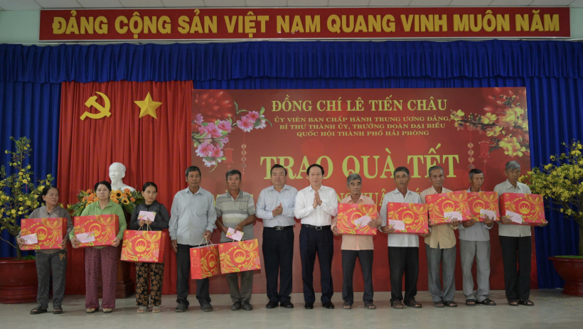 B&iacute; thư Th&agrave;nh ủy Hải Ph&ograve;ng L&ecirc; Tiến Ch&acirc;u tặng 300 suất qu&agrave; tết tại x&atilde; Long Chữ 