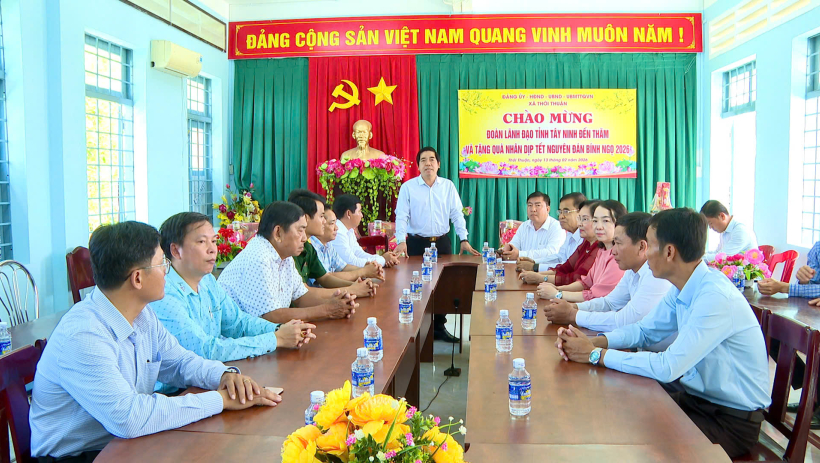 Đo&agrave;n c&ocirc;ng t&aacute;c tỉnh T&acirc;y Ninh thăm, tặng qu&agrave; gia đ&igrave;nh ch&iacute;nh s&aacute;ch tại x&atilde; Thới Thuận, tỉnh Vĩnh Long