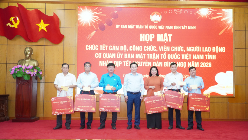 L&atilde;nh đạo tỉnh ch&uacute;c tết cơ quan UBMTTQ Việt Nam tỉnh v&agrave; c&aacute;c tổ chức ch&iacute;nh trị - x&atilde; hội