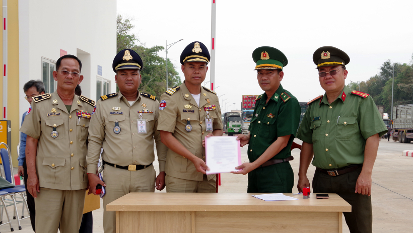 Bộ đội Bi&ecirc;n ph&ograve;ng T&acirc;y Ninh tiếp nhận 53 c&ocirc;ng d&acirc;n Việt Nam ph&iacute;a Campuchia b&agrave;n giao