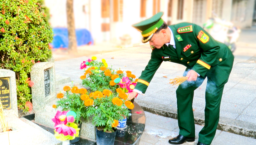 Bộ đội Bi&ecirc;n ph&ograve;ng T&acirc;y Ninh viếng Nghĩa trang liệt sĩ Ch&acirc;u Th&agrave;nh