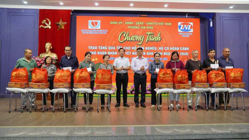 Phường T&acirc;n Ninh trao tặng gần 160 phần qu&agrave; tết cho hộ cận ngh&egrave;o, hộ c&oacute; ho&agrave;n cảnh kh&oacute; khăn