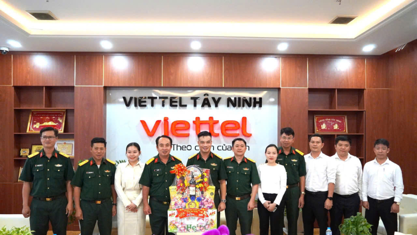 Đo&agrave;n c&ocirc;ng t&aacute;c Bộ Chỉ huy Qu&acirc;n sự tỉnh thăm, ch&uacute;c tết Viettel T&acirc;y Ninh