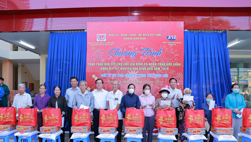 'M&igrave;nh c&oacute; tết, b&agrave; con cũng c&oacute; tết'