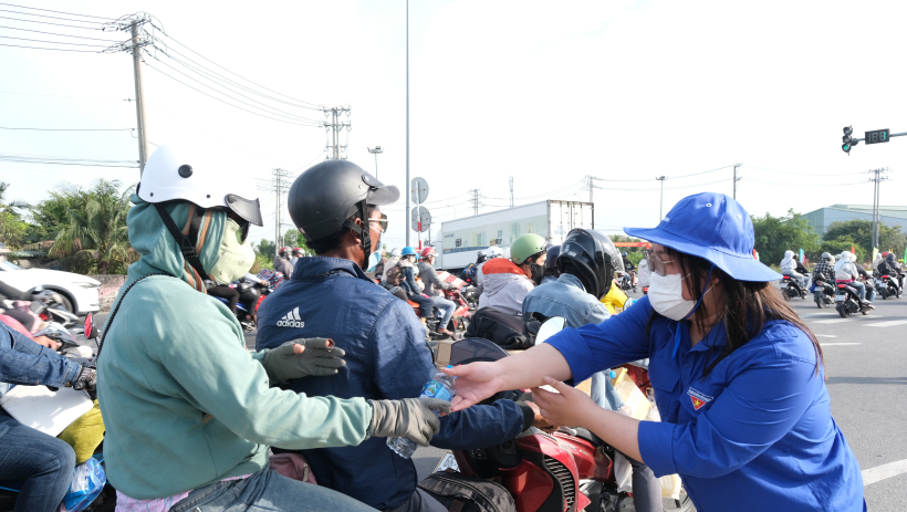 Ấm l&ograve;ng điểm dừng ch&acirc;n nghĩa t&igrave;nh ng&agrave;y cận Tết